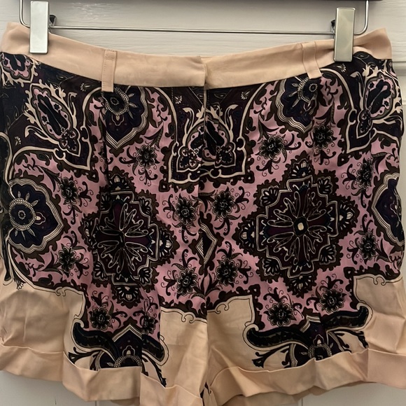 PRE-OWNED FOREVER 21 WOMEN'S PRINTED SHORTS- SMALL - Picture 2 of 6